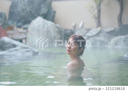 のんびり露天風呂に入る若い女性　撮影協力・白玉の湯 泉慶 121218618