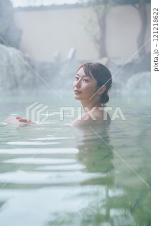のんびり露天風呂に入る若い女性　撮影協力・白玉の湯 泉慶 121218622