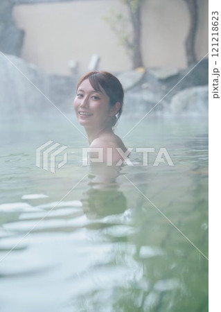 のんびり露天風呂に入る若い女性 撮影協力・白玉の湯 泉慶 のんびり露天風呂に入る若い女性 撮影協力・白玉の湯 泉慶 121218623