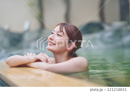 のんびり露天風呂に入る若い女性　撮影協力・白玉の湯 泉慶 121218631