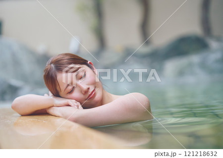のんびり露天風呂に入る若い女性　撮影協力・白玉の湯 泉慶 121218632