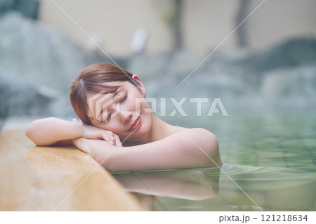 のんびり露天風呂に入る若い女性　撮影協力・白玉の湯 泉慶 121218634