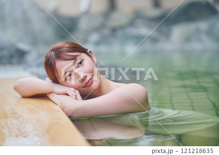 のんびり露天風呂に入る若い女性 撮影協力・白玉の湯 泉慶 のんびり露天風呂に入る若い女性 撮影協力・白玉の湯 泉慶 121218635