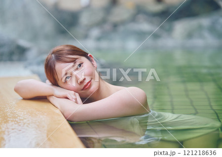 のんびり露天風呂に入る若い女性　撮影協力・白玉の湯 泉慶 121218636