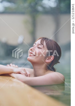 のんびり露天風呂に入る若い女性　撮影協力・白玉の湯 泉慶 121218641
