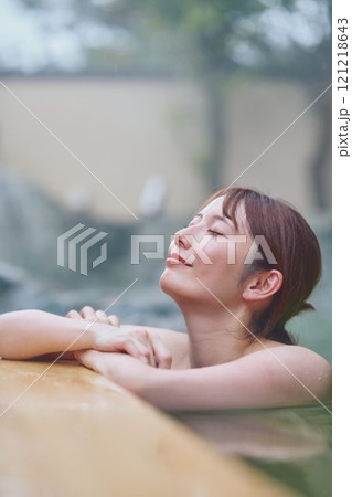 のんびり露天風呂に入る若い女性　撮影協力・白玉の湯 泉慶 121218643