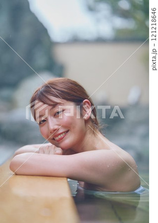 のんびり露天風呂に入る若い女性 撮影協力・白玉の湯 泉慶 のんびり露天風呂に入る若い女性 撮影協力・白玉の湯 泉慶 121218646