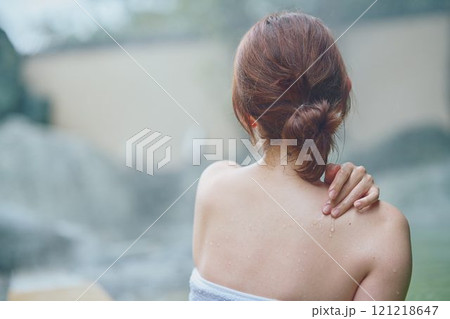 のんびり露天風呂に入る若い女性　撮影協力・白玉の湯 泉慶 121218647