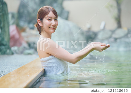 のんびり露天風呂に入る若い女性　撮影協力・白玉の湯 泉慶 121218656
