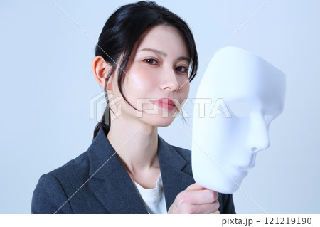 仮面を持つ女性会社員のイメージ 121219190