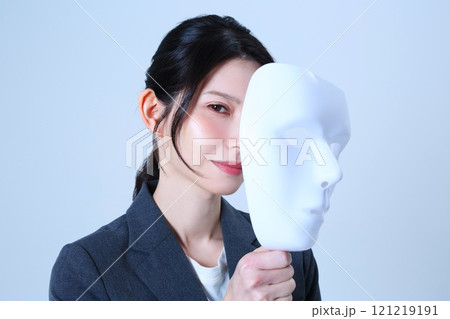 仮面を持つ女性会社員のイメージ 仮面を持つ女性会社員のイメージ 121219191