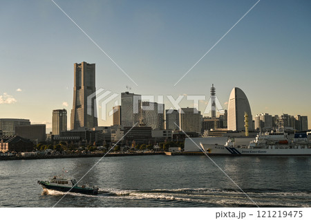 横浜みなとみらいの夕景 121219475