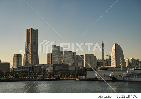 横浜みなとみらいの夕景 121219476