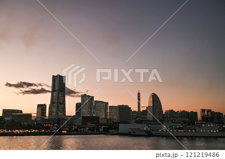 横浜みなとみらいの夕景 121219486