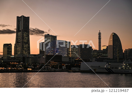 横浜みなとみらいの夕景 121219487