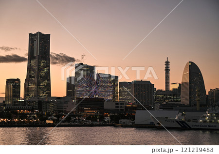 横浜みなとみらいの夕景 横浜みなとみらいの夕景 121219488