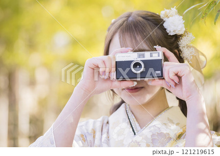 フィルムカメラを構える着物姿女性 成人式イメージ フィルムカメラを構える着物姿女性 成人式イメージ 121219615