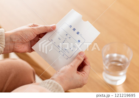 常用薬を飲むミドル〜シニア女性の手元 121219695