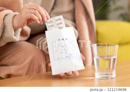 常用薬を飲むミドル〜シニア女性の手元 121219696