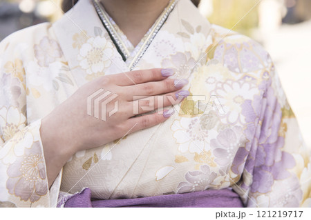成人式イメージ　胸に手をあてる着物姿女性 121219717
