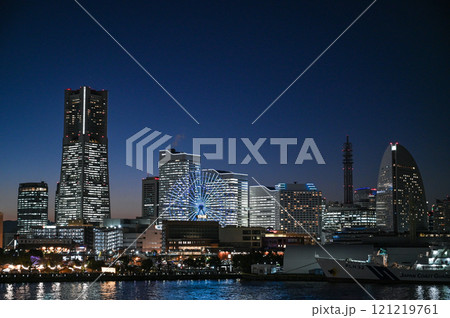 横浜みなとみらいの夜景の都市イメージ 横浜みなとみらいの夜景の都市イメージ 121219761