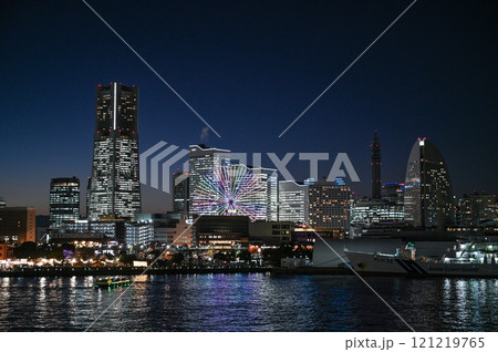 横浜みなとみらいの夜景の都市イメージ 横浜みなとみらいの夜景の都市イメージ 121219765