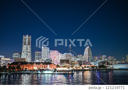 横浜みなとみらいの夜景の都市イメージ 横浜みなとみらいの夜景の都市イメージ 121219771
