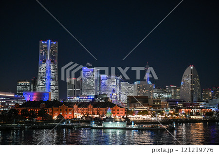 横浜みなとみらいの夜景の都市イメージ 横浜みなとみらいの夜景の都市イメージ 121219776