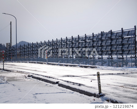 道路脇に設置された防雪柵(吹き払い柵) 道路脇に設置された防雪柵(吹き払い柵) 121219874