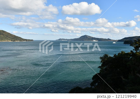 快晴の空と海を行く船　冬の海 121219940