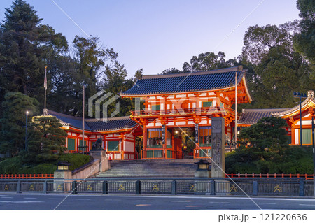 秋の京都 夜明け前の八坂神社 西楼門 秋の京都 夜明け前の八坂神社 西楼門 121220636