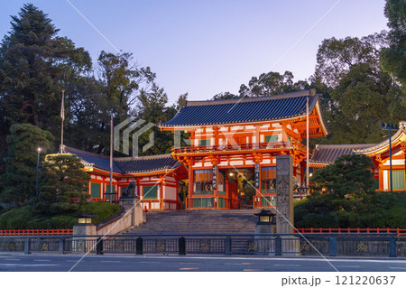 秋の京都　夜明け前の八坂神社　西楼門 121220637