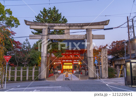 秋の京都　夜明け前の八坂神社　南楼門と石鳥居 121220641