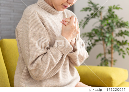 冬の部屋で寒がるミドル〜シニア女性 121220925