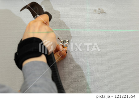 額装写真展示用フックの取り付け 121221354