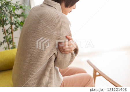 冬の部屋で寒がるミドル〜シニア女性 冬の部屋で寒がるミドル〜シニア女性 121221498