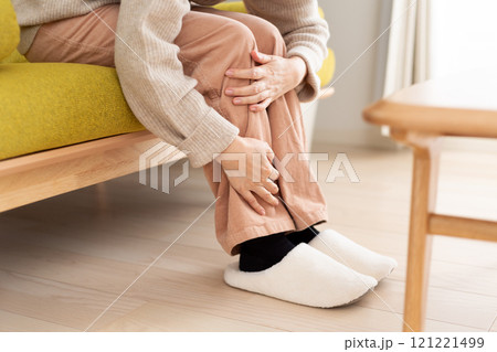 冬の部屋で寒がるミドル〜シニア女性 冬の部屋で寒がるミドル〜シニア女性 121221499