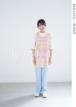 笑顔の若い保育士 121221626