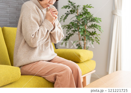 冬の部屋で寒がるミドル〜シニア女性 冬の部屋で寒がるミドル〜シニア女性 121221725