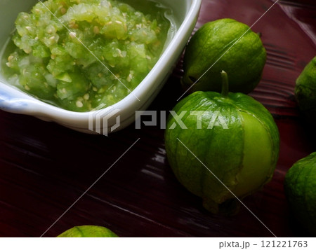 緑色のトマティーヨの果実とサルサベルデ 121221763