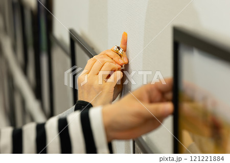 額装写真の展示作業 121221884