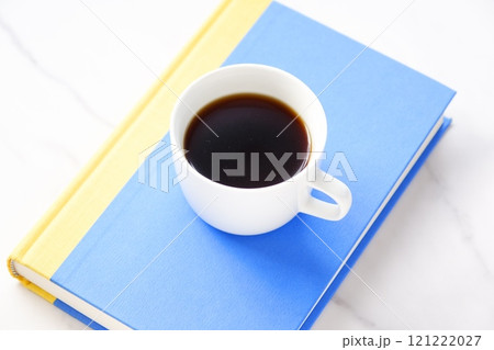 香りのよい淹れたてのコーヒーを飲みながら、のんびり読書を楽しんでいるイメージ 121222027