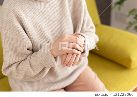 冬の部屋で手の乾燥に苦しむミドル〜シニア女性 冬の部屋で手の乾燥に苦しむミドル〜シニア女性 121222066