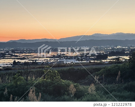 山から見る夕暮れ 121222978