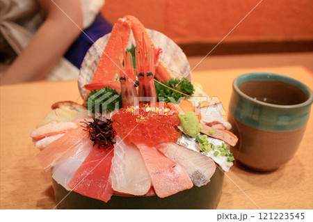 金箔が乗った海鮮丼　高級　近江町市場 121223545