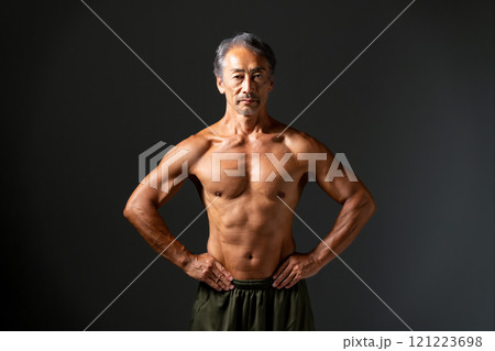 ボディービルダー　肉体美 121223698