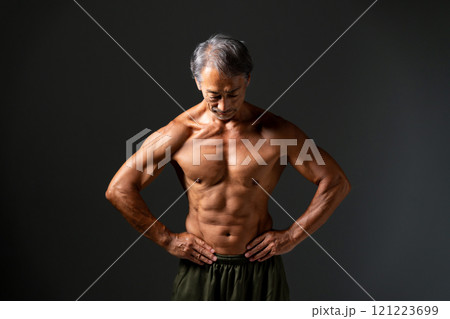 ボディービルダー　肉体美 121223699