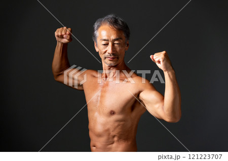 ボディービルダー　肉体美 121223707