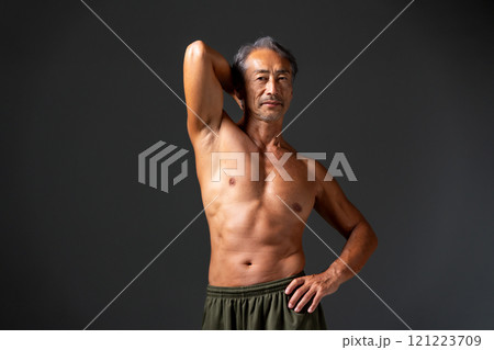 ボディービルダー　肉体美 121223709