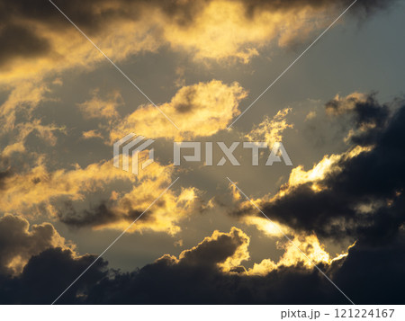 朝焼けの空と雲 121224167